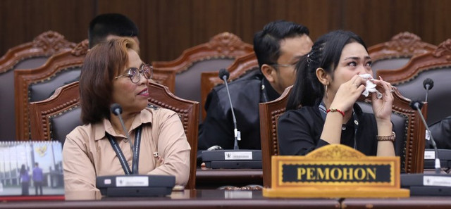 Ekspresi Pemohon Prinsipal saat mendengarkan sidang pengucapan putusan pengujian materiil Undang-Undang Nomor 31 Tahun 1997 tentang Peradilan Militer, Kamis (15/10) di Ruang Sidang MK. Foto Humas/Ifa.