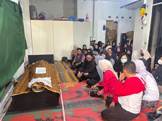 Suasana rumah duka atlet silat asal Semarang yang meninggal dunia Ayudiah Rivana Tridiandinita (19) di Kelurahan Gedawang, Kota Semarang, Rabu (28/10/2026). Foto: Intan Alliva/kumparan
