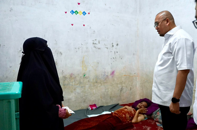 Andre Rosiade kunjungi ayah di Padang yang lumpuh dengan 5 anak yang terancam stunting. Foto: Dok. Istimewa