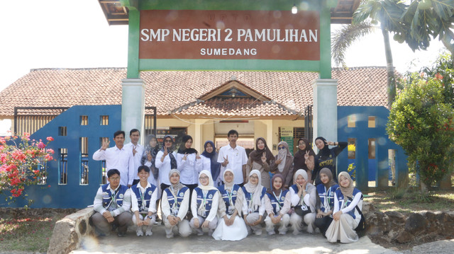 Dokumentasi bersama kelompok P2MB Gizi UPI dengan Guru SMPN 2 Pamulihan. Foto: Dok. Pribadi