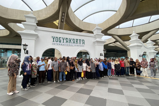 Rekreasi 70 warga dengan disabilitas psikososial menggunakan Kereta Bandara ke Bandara Internasional Yogyakarta (YIA), Selasa (27/10). Foto: Pandangan Jogja/Resti D