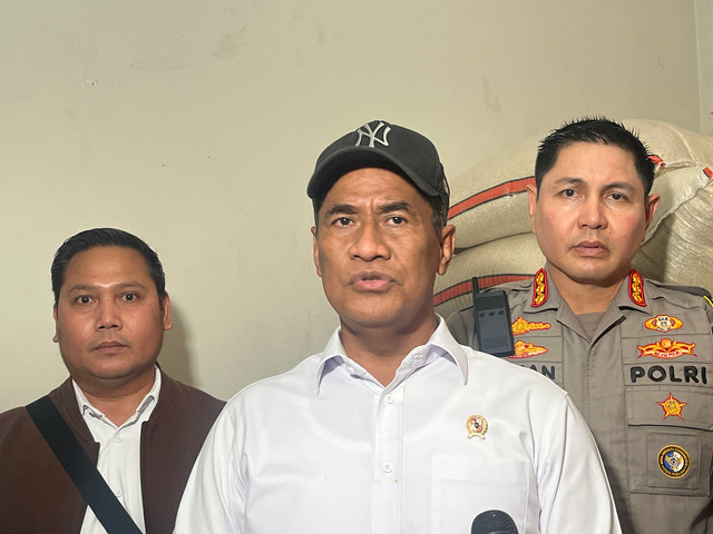 Menteri Pertanian (Mentan) Andi Amran Sulaiman mengungkap temuan dugaan pengoplosan beras Bulog atau beras Stabilisasi Pasokan dan Harga Pangan (SPHP) yang disubsidi pemerintah menjadi beras premium di kawasan Kayu Manis, Jakarta Timur Rabu (28/10). Foto: Widya Islamiati/kumparan