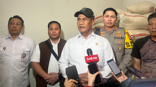 Menteri Pertanian (Mentan) Andi Amran Sulaiman mengungkap temuan dugaan pengoplosan beras Bulog atau beras Stabilisasi Pasokan dan Harga Pangan (SPHP) yang disubsidi pemerintah menjadi beras premium di kawasan Kayu Manis, Jakarta Timur Rabu (28/10). Foto: Widya Islamiati/kumparan