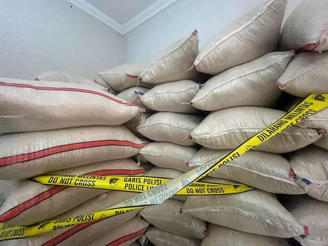 Suasana pengungkapan temuan dugaan pengoplosan beras Bulog atau beras Stabilisasi Pasokan dan Harga Pangan (SPHP) yang disubsidi pemerintah menjadi beras premium di kawasan Kayu Manis, Jakarta Timur Rabu (28/10). Foto: Widya Islamiati/kumparan