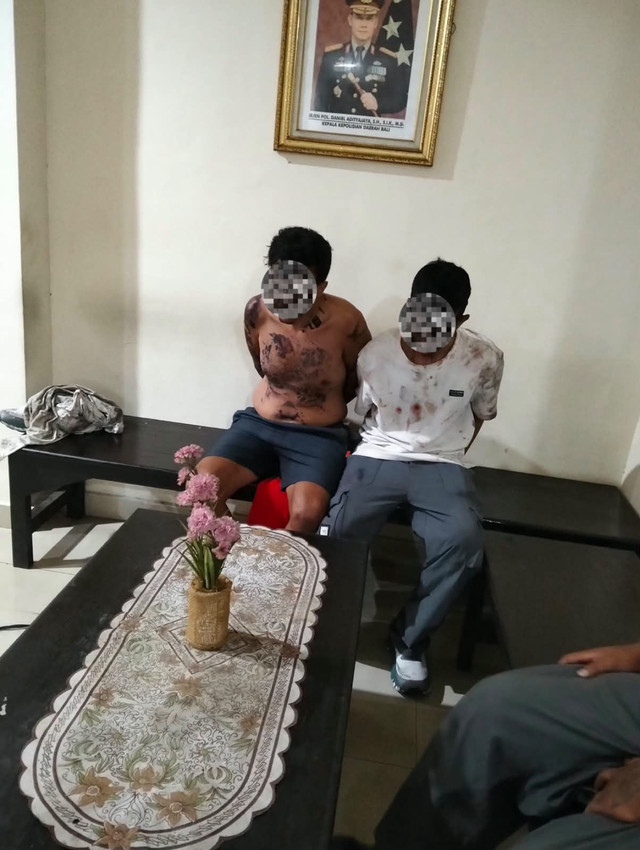 2 WN Arab Saudi berinisial AMA (29) dan FMA (35) ditangkap polisi karena tusuk 2 ojol dan 1 sekuriti proyek hotel di Kuta Selatan, Bali, Selasa (27/10/2026) dini hari. Foto: Dok. Humas Polda Bali