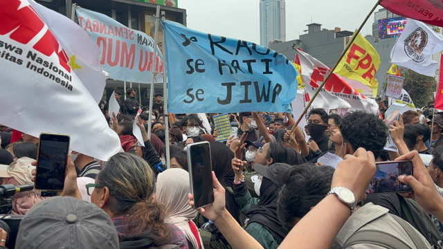 Massa mahasiswa mulai berdatangan di depan Plaza UOB, Rabu (28/10/2026). Foto: Pradya Tirta/kumparan