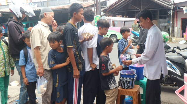 Antrean Warga di Depan Kantor DT Peduli Sukabumi selepas Shalat Jumat untuk ikuti Program Jumat Berkah Rantang Syurga (Sumber: DT Peduli)