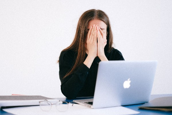 Ilustrasi seseorang yang merasa stres saat menghadapi pekerjaan. Foto: Anna Shvets/Pexels