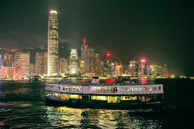 Dermaga Star Ferry saat malam hari. Foto: dok. Hong Kong Tourism Board