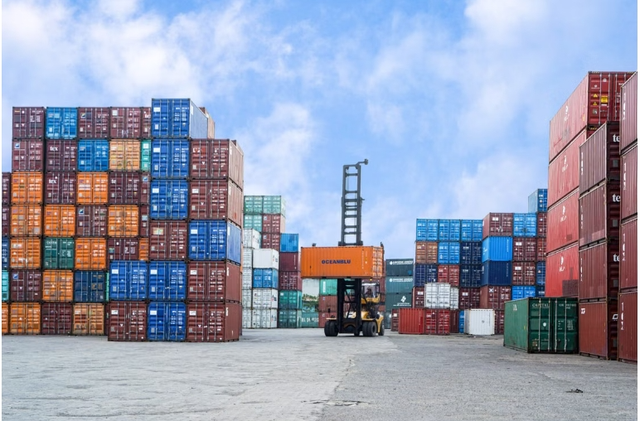 Sumber Foto: Aan Amrin https://www.pexels.com/photo/clouds-over-warehouse-14801547/