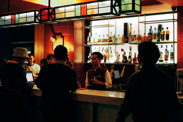 Suasana sesi mendengarkan musik DERU dalam peluncuran album SOJOURN Kelana Swara Ambarrukmo bersama Arcadaz The Public Bar di GRAMM Hotel by Ambarrukmo, Yogyakarta, Kamis (22/10). Foto: Dok.Istimewa.
