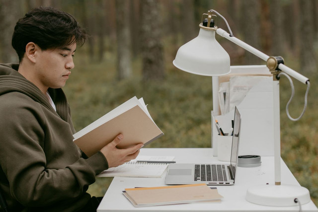 Ilustrasi membahas contoh motivation letter untuk beasiswa. Foto: Pexels