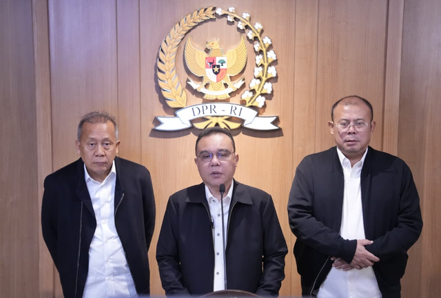 Wakil Ketua DPR RI Sufmi Dasco Ahmad, didampingi Wakil Ketua DPR RI Saan Mustopa dan Cucun Ahmad Syamsurijal, menyampaikan pidato peringatan Sumpah Pemuda ke-98. Dok. Istimewa