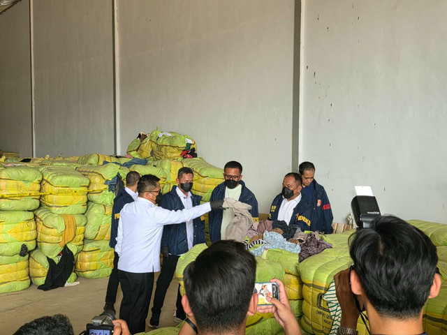 Bareskrim Polri ungkap dugaan impor ilegal 1.257 bal pakaian bekas di Subang, Rabu (28/10/2026). Foto: Dok. Polri