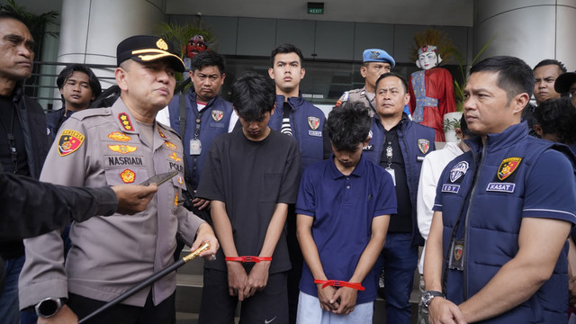 Pelaku tawuran di Kebon Jeruk beserta barang bukti yang diamankan Polres Jakarta Barat, Rabu (28/10/2026). Foto: Dok. Istimewa