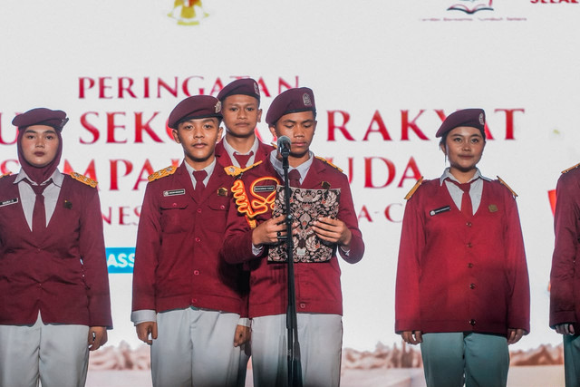 Siswa Sekolah Rakyat pimpin ribuan peserta ikrarkan Sumpah Pemuda pada peringatan Hari Sumpah Pemuda dan 1 tahun Sekolah Rakyat di Makassar, Rabu (28/10/2026). Foto: Dok. Kemensos