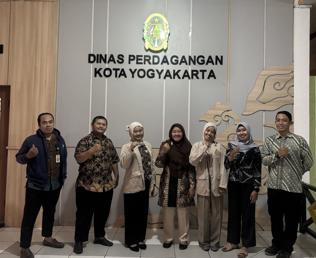 Foto: Staff UPT II Dinas Perdagangan Kota Yogyakarta.                         Sumber Foto: Dokumentasi Pribadi