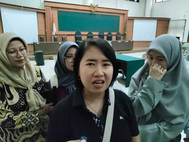 Orang tua korban, Imedia Dwi Anjani, kecewa atas vonis terhadap 11 pengasuh dalam kasus kekerasan dan penelantaran anak di Daycare Little Aresha, Pengadilan Negeri Yogyakarta, Rabu (28/10/2026). Foto: Arfiansyah Panji Purnandaru/kumparan