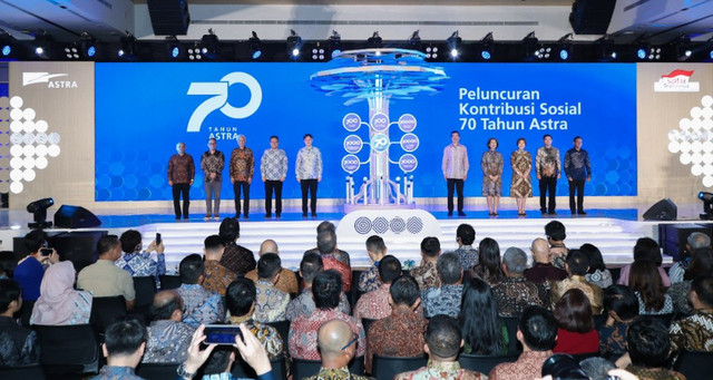 Presiden Direktur Astra Rudy (kelima kiri) bersama Direksi Astra dan Executive in Charge Astra meluncurkan Program Kontribusi Sosial 70 Tahun Astra di Menara Astra, Jakarta, Rabu (28/10/2026). Foto: Dok. Istimewa