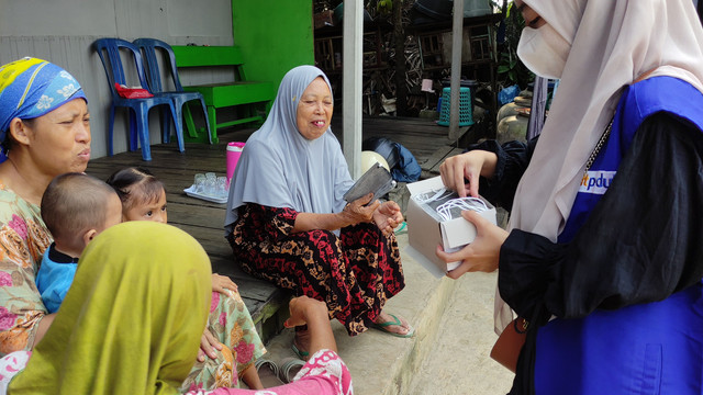 Relawan DT Peduli Kalsel sedang membagikan masker kepada warga Desa Pindahan Baru, Kec. Beruntung Baru, Kab. Banjar (Sumber: DT Peduli)