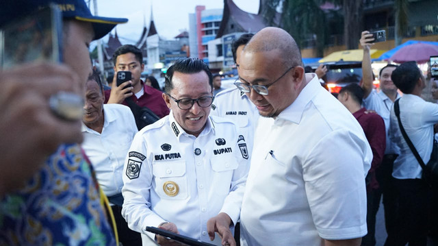 Wakil Ketua Komisi VI DPR RI Andre Rosiade, saat meninjau Pasar Serikat Batusangkar di Tanah Datar, Provinsi Sumbar, Rabu (28/10/2026). Foto: Dok. Istimewa