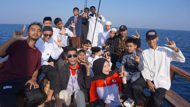 Kebahagiaan Santri Penghafal Al-Quran saat Berlayar Menuju Pulau Samalona, Makassar bersama JNE, DT Peduli, Phinisi.id dan Project Dakwah (Sumber: DT Peduli)