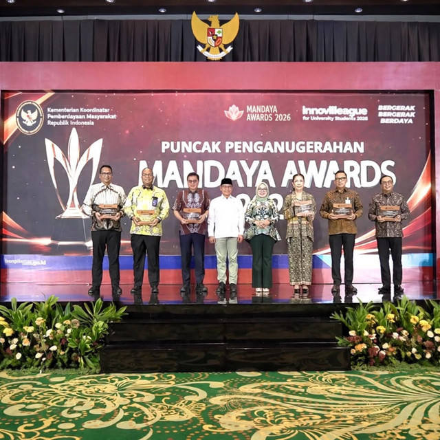 MIND ID terima Anugerah Mandaya Award 2026 kategori Badan Usaha/Perusahaan yang diselenggarakan Kementerian Koordinator Bidang Pemberdayaan Masyarakat (Kemenko PM), Selasa (27/10/2026). Foto: MIND ID