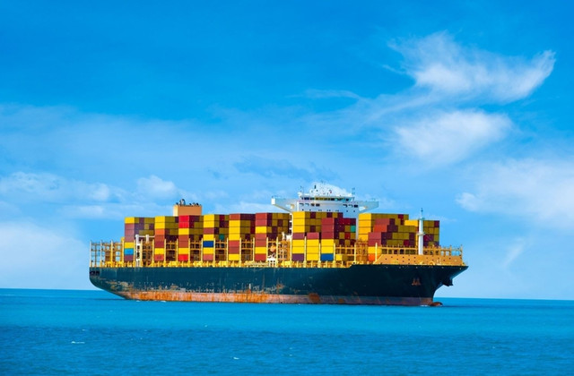 Kapal kargo internasional. Sumber: shutterstock.com/Me dia