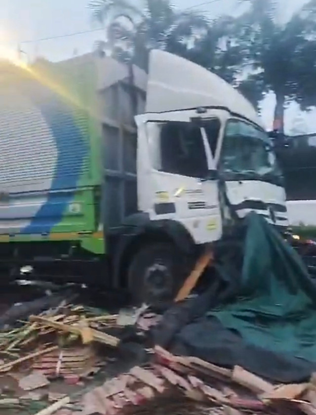 Kecelakaan lalu lintas yang melibatkan truk di Jalan Gatot Subroto, Kamis (29/10/2026) pagi. Foto: X/ @TMCPoldaMetro
