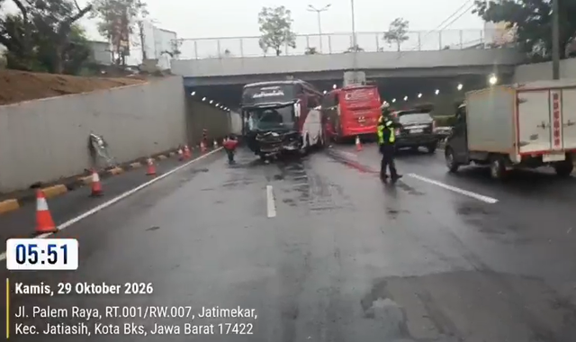 Kecelakaan tunggal dialami sebuah truk penumpang setelah mengalami slip ban di ruas Tol JORR tepatnya Km 38.800 Jatiasih mengarah Bambu Apus, Kamis, (29/10/2026. Foto: X/ @TMCPoldaMetro