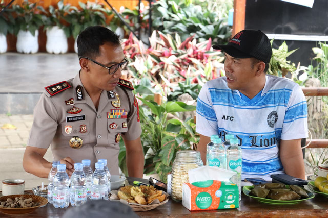 Kapolres Malang AKBP Rulian Syauri saat bersilaturahmi dengan Warga Sukolilo, Wajak, Kamis (29/10). Foto: Dok. Humas Polres Malang