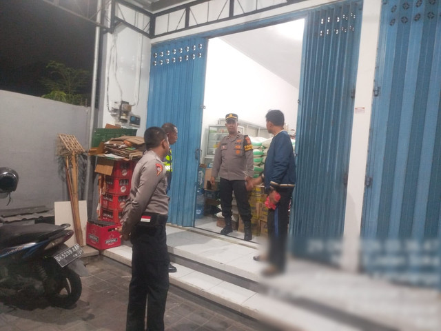 Polisi menyelidiki TKP penusukan warga di Denpasar oleh orang tidak dikenal, Kamis (29/10/2026). Foto: Dok. Polresta Denpasar