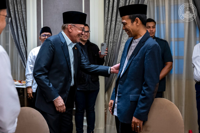 Ustaz Abdul Somad (UAS) disambut PM Anwar Ibrahim di Putrajaya, Malaysia, Rabu (28/10/2026). Foto: Instagram/ @anwaribrahim_my