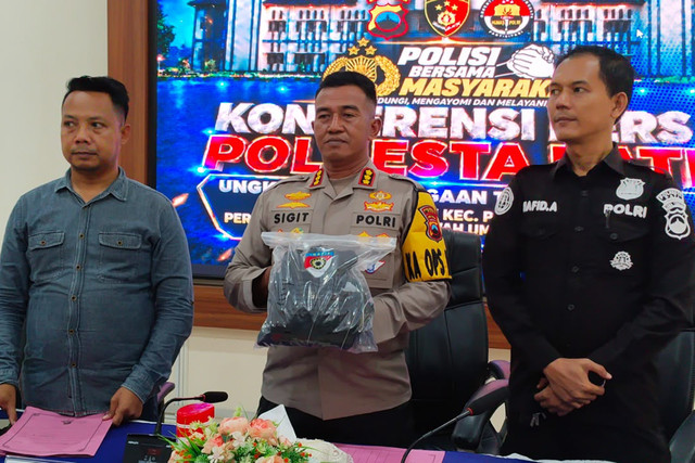 Kapolresta Pati, Kombes Pol Sigit (tengah) menunjukkan barang bukti kasus dugaan perbuatan asusila sesama jenis di Kecamatan Pucakwangi saat jumpa pers di Mapolresta Pati, Selasa (27/10/2026). Foto: Dok. kumparan