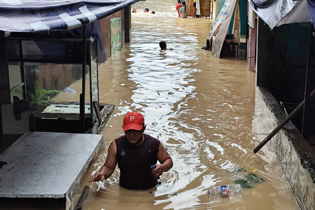 Banjir rendam pemukiman warga Kampung Aur, Medan, Kamis (29/10/2026). Foto: Amar Marpaung/kumparan
