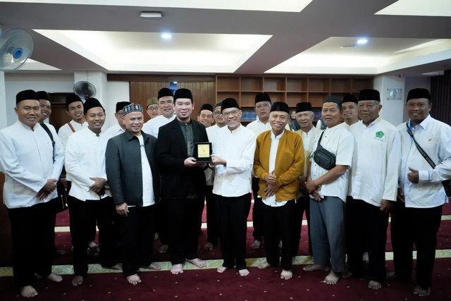 DT Peduli Luncurkan Program Peduli Sahabat Mualaf dalam kegiatan Malam Bina Iman dan Takwa di Masjid Daarut Tauhiid dan dihadiri Ustaz Anugrah Ong atau Koh Ong (Sumber: DT Peduli)