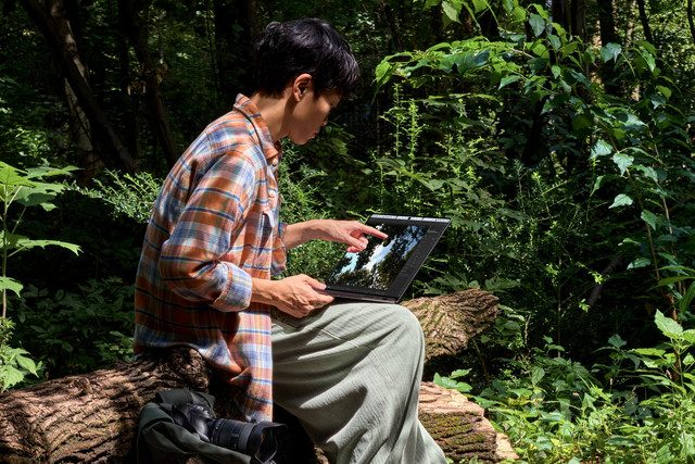 Apple rilis MacBook Pro PROLED XDR, laptop layar sentuh pertama di Mac. Foto: Apple