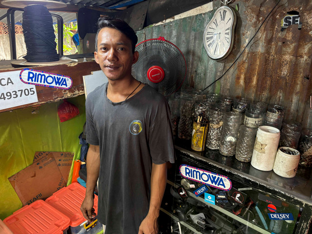 Pei (31) yang merupakan seorang mekanik di Berkah Servis Koper di Jalan Surabaya, Jakarta Pusat. Foto: Argya D. Maheswara/kumparan 