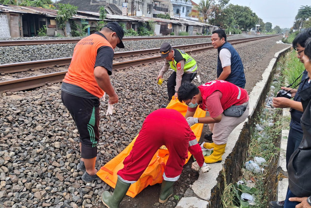 Seorang pria berusia 21 tahun berinisial PWR tewas tertabrak kereta api di perlintasan rel Dusun Soragan RT 01, Ngestiharjo, Kasihan, Bantul, Kamis (29/10/2026). Foto: Dok. Polres Bantul