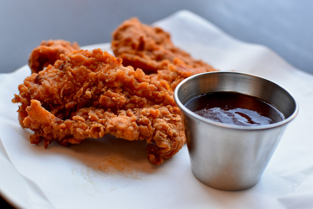 Ilustrasi menu Almaz Fried Chicken, foto bukan menu yang sebenarnya: Unsplash/Samuel Isaacs