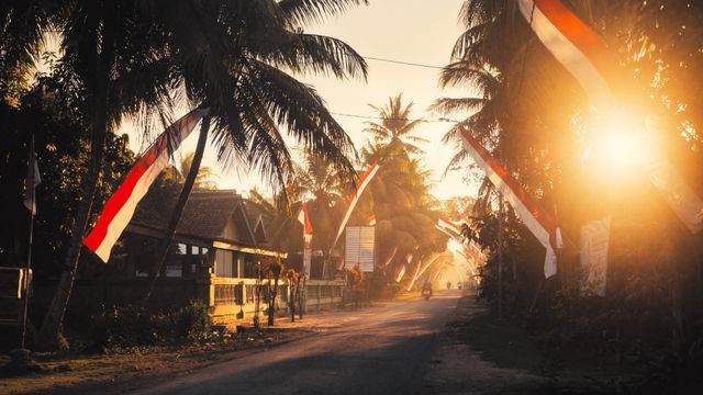 Sumber Foto: https://www.pexels.com/id-id/foto/pemandangan-desa-indonesia-saat-matahari-terbit-dengan-bendera-39291049/