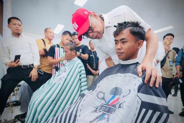 Wamensos Agus Jabo Priyono tinjau pelatihan vokasi pangkas rambut dan MUA bagi siswa Sekolah Rakyat guna membekali keterampilan kerja di Makassar, Rabu (28/10/2026). Foto: Dok. Kemensos