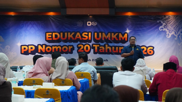 Penyuluh Pajak Irfan Firanda menyampaikan materi mengenai PP Nomor 20 Tahun 2026 kepada peserta edukasi UMKM di Gedung Keuangan Negara Banda Aceh, Rabu (28/10/2026). (Dokumentasi Kanwil DJP Aceh)