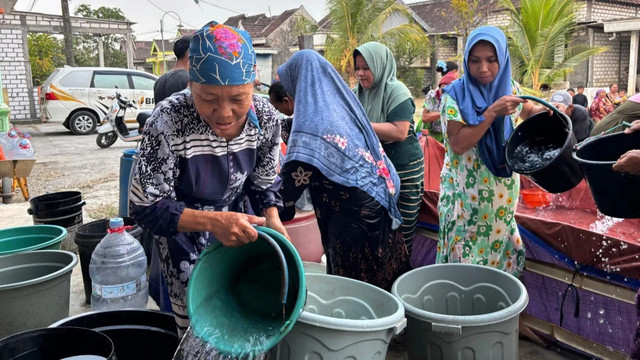 Potret Kebersamaan Masyarakat Dusun Kaliombo saat Tim DT Peduli Menyalurkan Air Bersih (Sumber: DT Peduli)