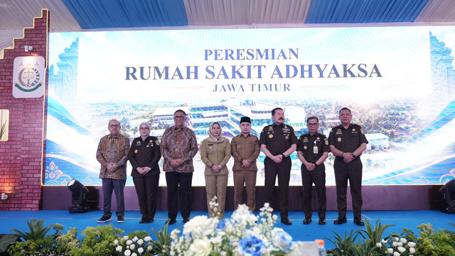 Jaksa Agung Republik Indonesia ST Burhanuddin (ketiga dari kanan), Direktur Utama PTPP Novel Arsyad (ketiga dari kiri) Jaksa Agung Muda Pembinaan Hendro Dewanto (kedua dari kanan), Sekretaris Jaksa Agung Muda Pembinaan Rina Virawati (kedua dari kiri), pejabat eselon II Kejaksaan Agung dan unsur Forkopimda Mojokerto dalam peresmian Rumah Sakit Adhyaksa Jawa Timur di Kabupaten Mojokerto. Foto: Dok. Istimewa