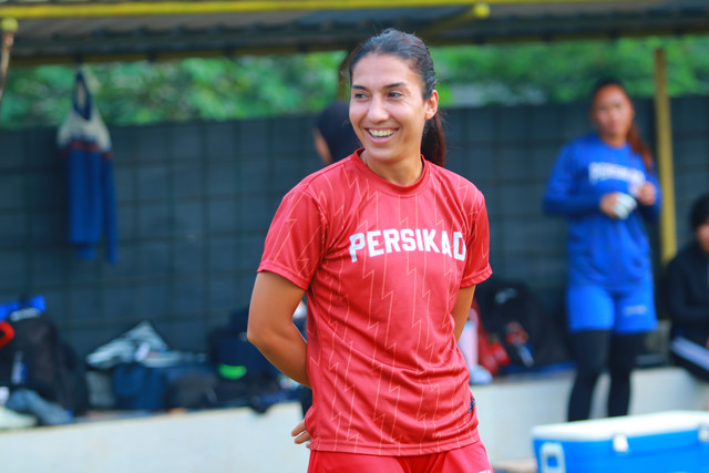 Gamze Bilmez, pemain Persikad Depok asal Turkiye, sedang berlatih bersama klub di Lapangan Sepak Bola Atmajaya, Depok, Rabu (28/10). Foto: Agri Aulian Perdana/kumparan