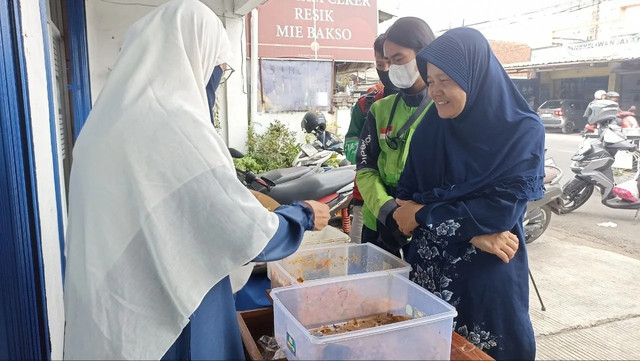 Relawan DT Peduli saat menyediakan makan siang gratis untuk warga yang ada di sekitar Kantor DT Peduli Sukabumi (Sumber: DT Peduli)