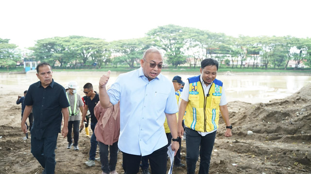 Wakil Ketua Komisi VI DPR RI dari Fraksi Gerindra Andre Rosiade meninjau penanganan pascabanjir bandang di kawasan Muaro Panjalinan, Kecamatan Koto Tangah, Kota Padang. Foto: Dok. Istimewa