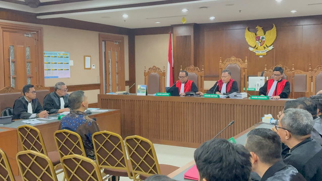 Sidang perdana Mantan Wakil Menteri Imipas Silmy Karim agenda pembacaan dakwaan terkait perkara dugaan pemerasan dan gratifikasi pengurusan izin tinggal WNA di lingkungan Ditjen Imigrasi, di Pengadilan Tipikor Jakarta Pusat, Kamis (29/10/2026). Foto: Kevin Daniel/kumparan