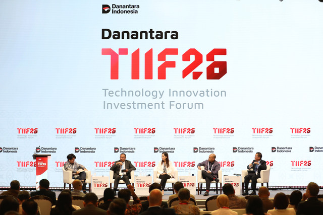 Direktur Utama Telkom Nanang Hendarno (kedua dari kiri) menyampaikan paparan dalam plenary session bertajuk “The Next Industrial Wave: Which Technologies Will Create New Global Industries?” pada hari kedua Danantara Indonesia Technology and Innovation Forum (DTIIF) 2026 di Jakarta, Selasa (27/10). Foto: Dok. Telkom